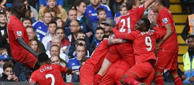 Os jogadores do Liverpool fazem a festa no Stamford Bridge. casa do Chelsea Os jogadores do Liverpool fazem a festa no Stamford Bridge. casa do Chelsea