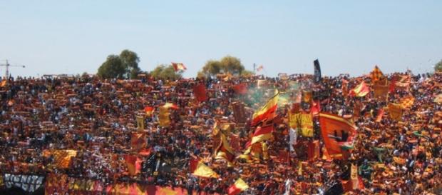 Tantissimi tifosi al "Via del mare". Tantissimi tifosi al "Via del mare".