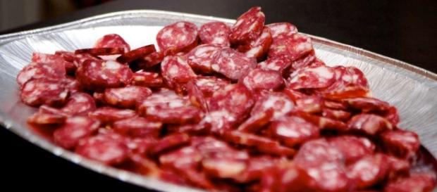 Un tipico piatto di salame da accompagnare con buon vino Un tipico piatto di salame da accompagnare con buon vino