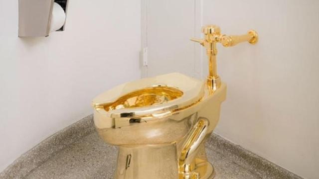 Il wc d'oro di Cattelan in mostra al Guggenheim di New York - La ... - lastampa.it