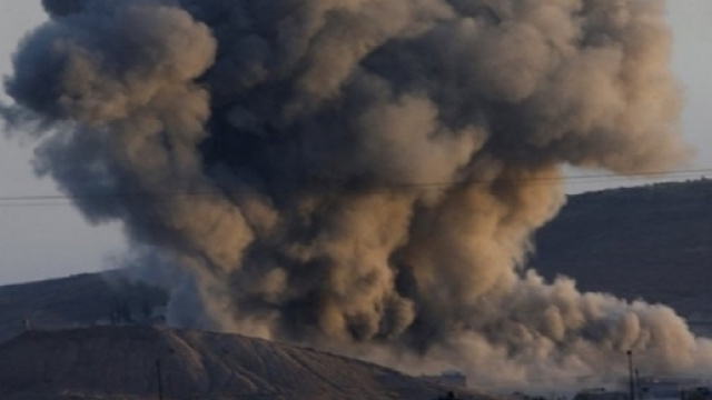 Le bombe della coalizione guidata dagli USA hanno colpito un'importante base del regime di Damasco