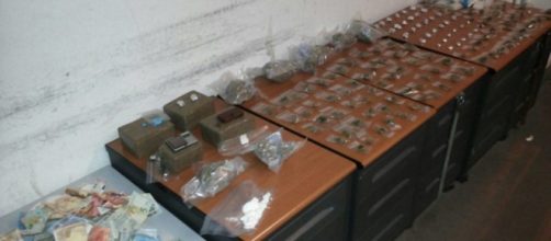 Il denaro e la droga che la Polizia ha trovato nel quartiere di Is Mirrionis.