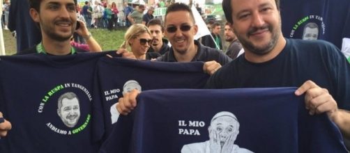 Il Segretario della Lega Nord Matteo Salvini in posa con la t-shirt dei "Giovani Padani"