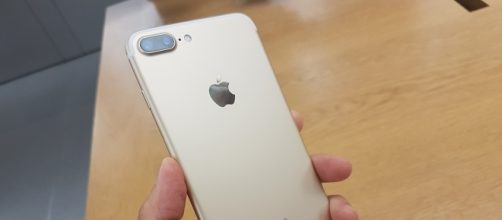 iPhone 7 plus in colorazione "gold"