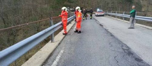 Un ragazzo di 16 anni è precipitato da un ponte in Calabria, facendo un volo di oltre 20 metri.