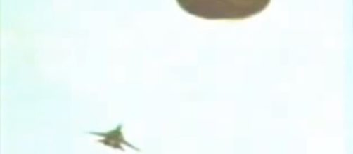 Un UFO viene trainato da un jet, in una foto del 1988.