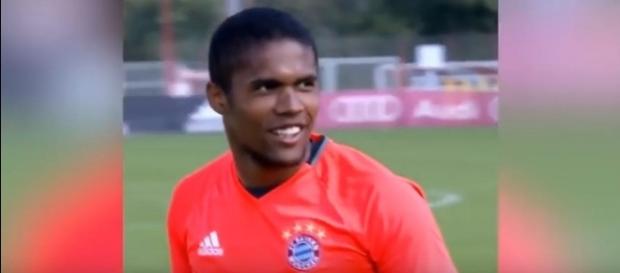 Douglas Costa é jogador do Bayern desde 2015. Douglas Costa é jogador do Bayern desde 2015.