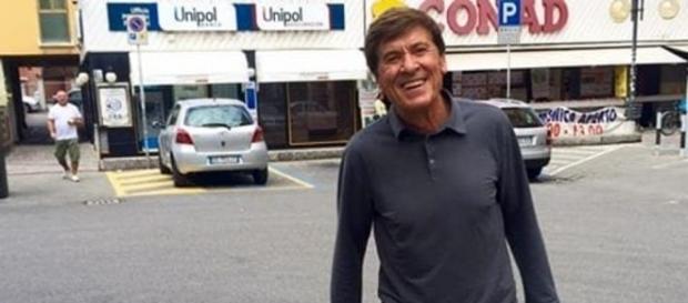 Gianni Morandi all'uscita di un supermercato Gianni Morandi all'uscita di un supermercato