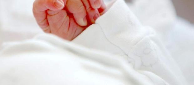 Neonato abbandonato in una scatola di scarpe Neonato abbandonato in una scatola di scarpe