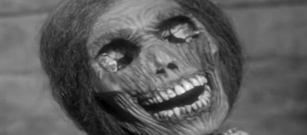 No filme psicose, foto acima, cadáver da mãe do assassino era guardado num sótão (Paramount Pictures) No filme psicose, foto acima, cadáver da mãe do assassino era guardado num sótão (Paramount Pictures)