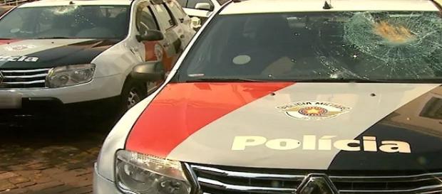 Perseguição policial a veiculo furtado acaba em tiroteio, porém ninguém ficou ferido. Perseguição policial a veiculo furtado acaba em tiroteio, porém ninguém ficou ferido.