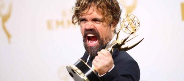 Peter Dinklage eufórico con su Emmy Peter Dinklage eufórico con su Emmy