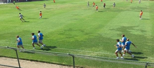 Regenerativo para os titulares (colete azul) e reservas disputam coletivo: Flu inicia "Semana Corinthians" nas Laranjeiras (Foto: Globoesporte) Regenerativo para os titulares (colete azul) e reservas disputam coletivo: Flu inicia "Semana Corinthians" nas Laranjeiras (Foto: Globoesporte)