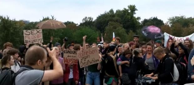 Screenshot: Lautstarke Gegendemonstration beim "Marsch für das Leben", Berlin 2016 Screenshot: Lautstarke Gegendemonstration beim "Marsch für das Leben", Berlin 2016