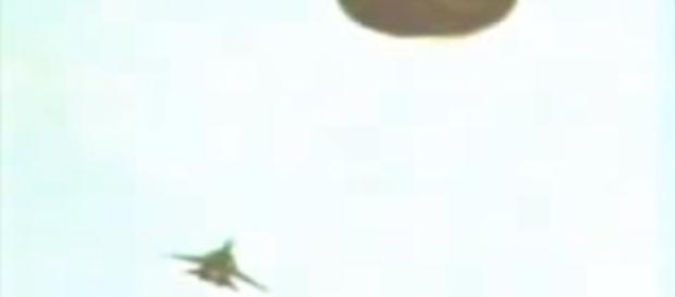 Un UFO viene trainato da un jet, in una foto del 1988. Un UFO viene trainato da un jet, in una foto del 1988.