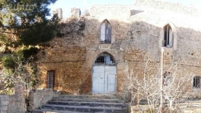 Il castello Aragonese in vendita (Subito.it)