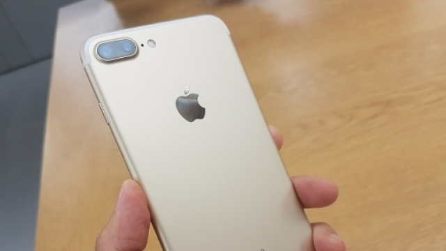 iPhone 7 plus in colorazione "gold"