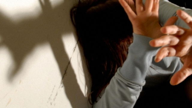 La mamma ha chiesto l'intervento della Polizia dopo l'aggressione da parte della figlia.