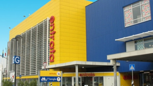 Nomadi tentano di fare spesa gratis all'Ikea di Padova