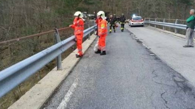 Un ragazzo di 16 anni &egrave; precipitato da un ponte in Calabria, facendo un volo di oltre 20 metri.