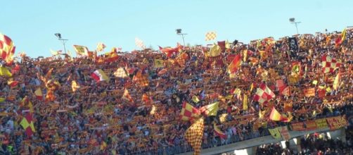 I tifosi del Lecce attendono il debutto della squadra in casa.