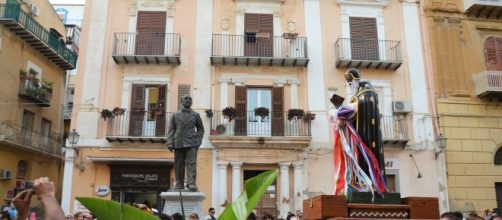 Il simulacro di San Calogero passa davanti la statua di Luigi Pirandello a Vigata - Porto Empedocle