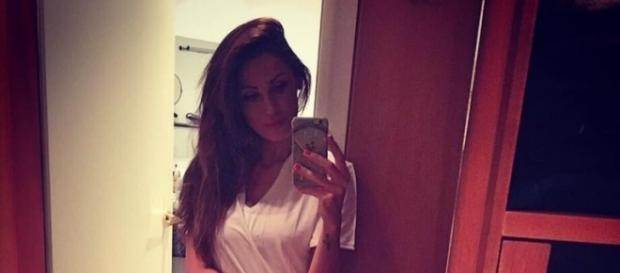 Anna Tatangelo, la cantante ha chiarito la sua posizione sui social Anna Tatangelo, la cantante ha chiarito la sua posizione sui social