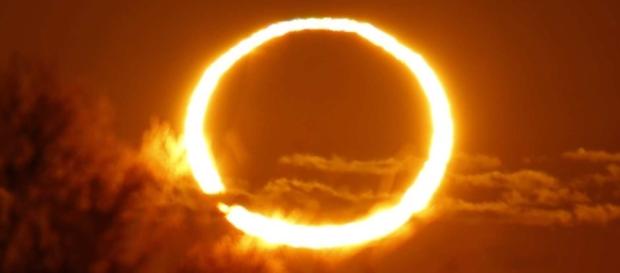 El efecto del eclipse anular provocó que un aro de fuego fuera visible en los cielos de África. El efecto del eclipse anular provocó que un aro de fuego fuera visible en los cielos de África.