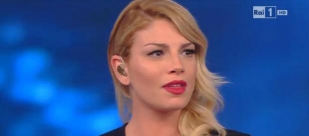 Emma Marrone si scaglia ingiustamente contro un fans sui social e le 'bestie' la attaccano. Emma Marrone si scaglia ingiustamente contro un fans sui social e le 'bestie' la attaccano.