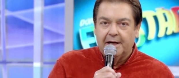 Imagens de Fausto Silva responsável por doar casas para funcionários da rede globo. Imagens de Fausto Silva responsável por doar casas para funcionários da rede globo.