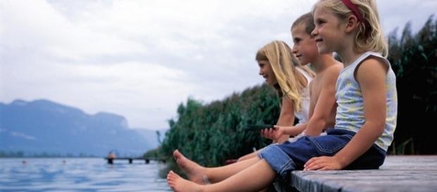 Immer schön cool bleiben! Kinder im Sommer am See Immer schön cool bleiben! Kinder im Sommer am See