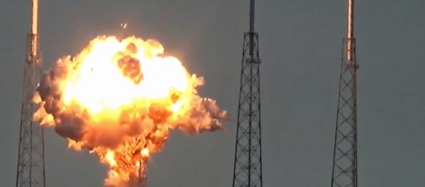 L'explosion de la fusée Falcon 9 de Space X. L'explosion de la fusée Falcon 9 de Space X.