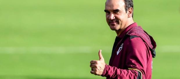 Ricardo Gomes exige “conduta São Paulo” Ricardo Gomes exige “conduta São Paulo”