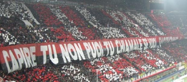 Uno scatto della Curva del Milan durante una gara Uno scatto della Curva del Milan durante una gara