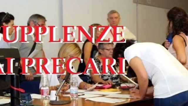 Docenti alle prese con la firma del contratto