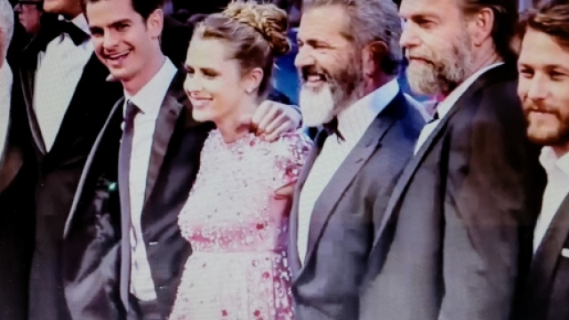 Mel Gibson, Vince Vaughn ed Andrew Garfield sul red carpet di "Hacksaw Ridge".