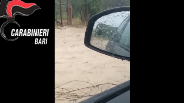 Minervino Murge (BAT) L'auto dei turisti sommersa dalla bomba d'acqua