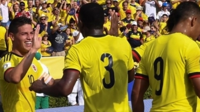 Oscar Murillo si congratula con James Rodriguez, autore del primo gol colombiano (ph. AFP)