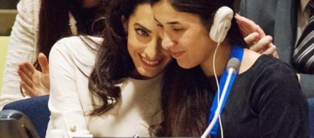Amal Alamuddin abbraccia la giovane yazida Nadia Murad Basee Taha Amal Alamuddin abbraccia la giovane yazida Nadia Murad Basee Taha