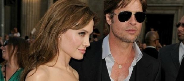 Angelina Jolie divorzia dal marito Brad Pitt Angelina Jolie divorzia dal marito Brad Pitt