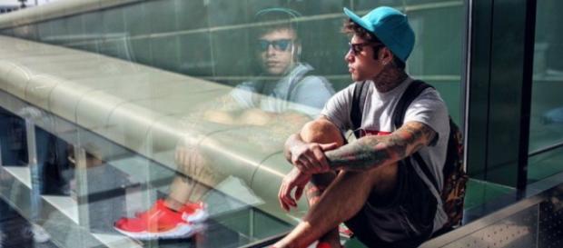 Fedez vola in Libano: in missione con Unicef tra i campi profughi Fedez vola in Libano: in missione con Unicef tra i campi profughi