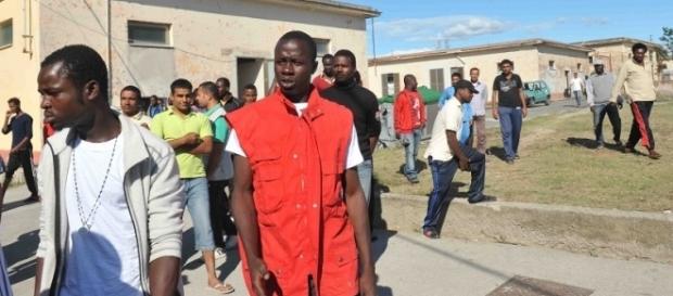 Migranti ospitati in un centro d'accoglienza Migranti ospitati in un centro d'accoglienza