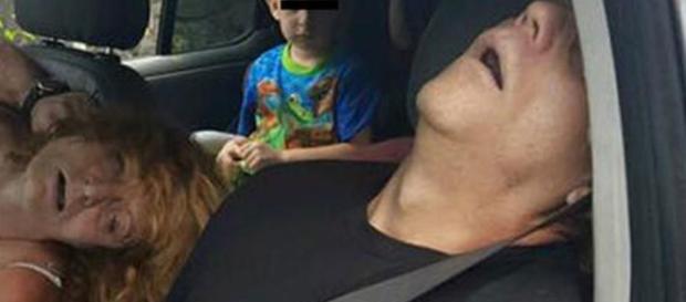 Niño de 4 años observa la sobredosis de sus padres Niño de 4 años observa la sobredosis de sus padres