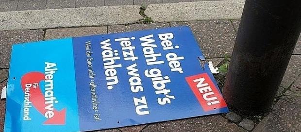 Plakat AfD zrzucony na ziemię w Akwizgranie – zachodnia część Niemiec jest już chyba stracona. Fot.: Túrelio. CC B-Y 3.0 Plakat AfD zrzucony na ziemię w Akwizgranie – zachodnia część Niemiec jest już chyba stracona. Fot.: Túrelio. CC B-Y 3.0