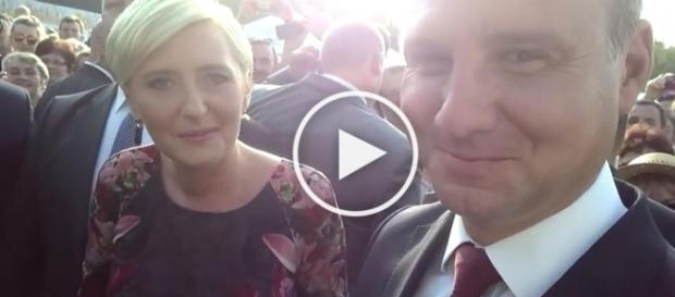 Próba trolowania Andrzeja Dudy przez chłopaków z kanału "Jeleniejaja". Próba trolowania Andrzeja Dudy przez chłopaków z kanału "Jeleniejaja".