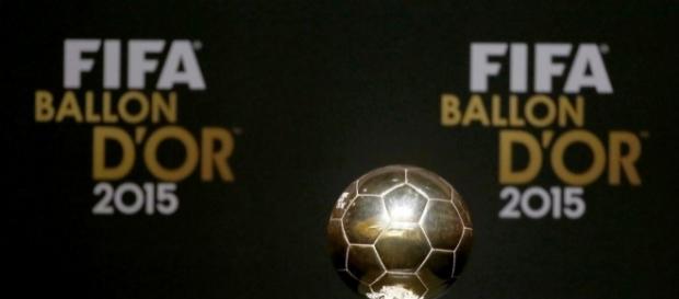 Troféu Bola de Ouro, que premia o melhor jogador da Europa. Troféu Bola de Ouro, que premia o melhor jogador da Europa.