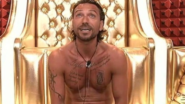 Costantino è uno dei nominati a rischio eliminazione.
