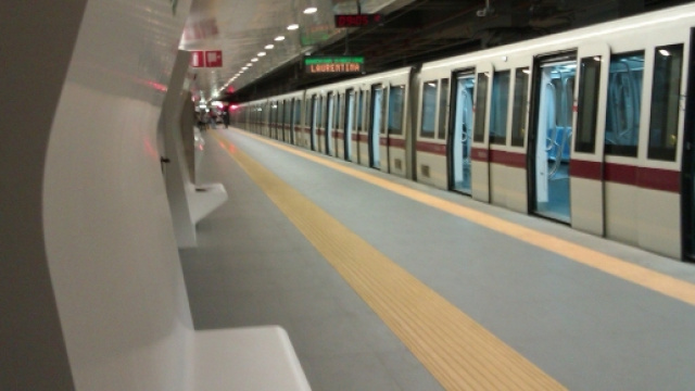 Esorta ragazzi a non fumare sulla banchina: picchiato.