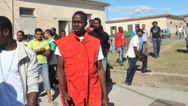 Migranti ospitati in un centro d'accoglienza