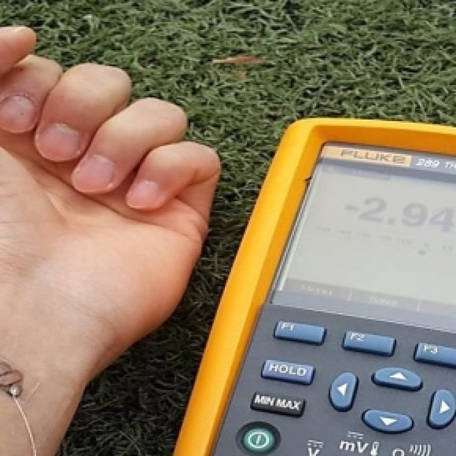 Celulares capaces de eflejar toda la información en un brazalete.